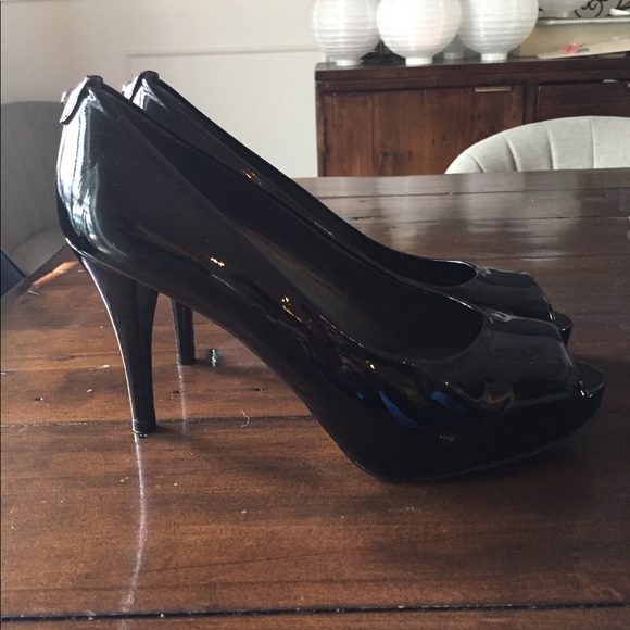 Stuart Weitzman Shoes - Stuart Weitzman black patent pump. Size 9